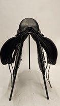 Load image into Gallery viewer, Bates Dressage Luxe Dressyrsadel 17,5"/M (ändringsbar)