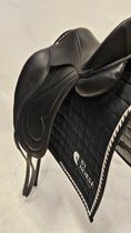Load image into Gallery viewer, Antares Cadence Dressyrsadel 17,5"/ MW ullstoppad