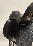 Load image into Gallery viewer, Jochen Hennig Dressyrsadel 17"/M
