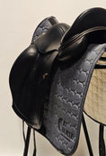 Load image into Gallery viewer, Equipe Olympia Dressyrsadel 17"/+2