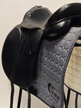 Load image into Gallery viewer, Crown Ideal Jessica Dressyrsadel 17"/MW
