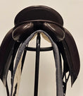 Load image into Gallery viewer, Wellington Elite Dressyrsadel 17"/M
