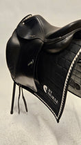 Load image into Gallery viewer, Amerigo Vega Dressyrsadel 17"/+1,5
