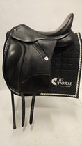 Load image into Gallery viewer, Bates Dressage Luxe 18"/M
