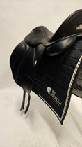 Load image into Gallery viewer, Bates Dressage Luxe Dressyrsadel 17,5"/M (ändringsbar)

