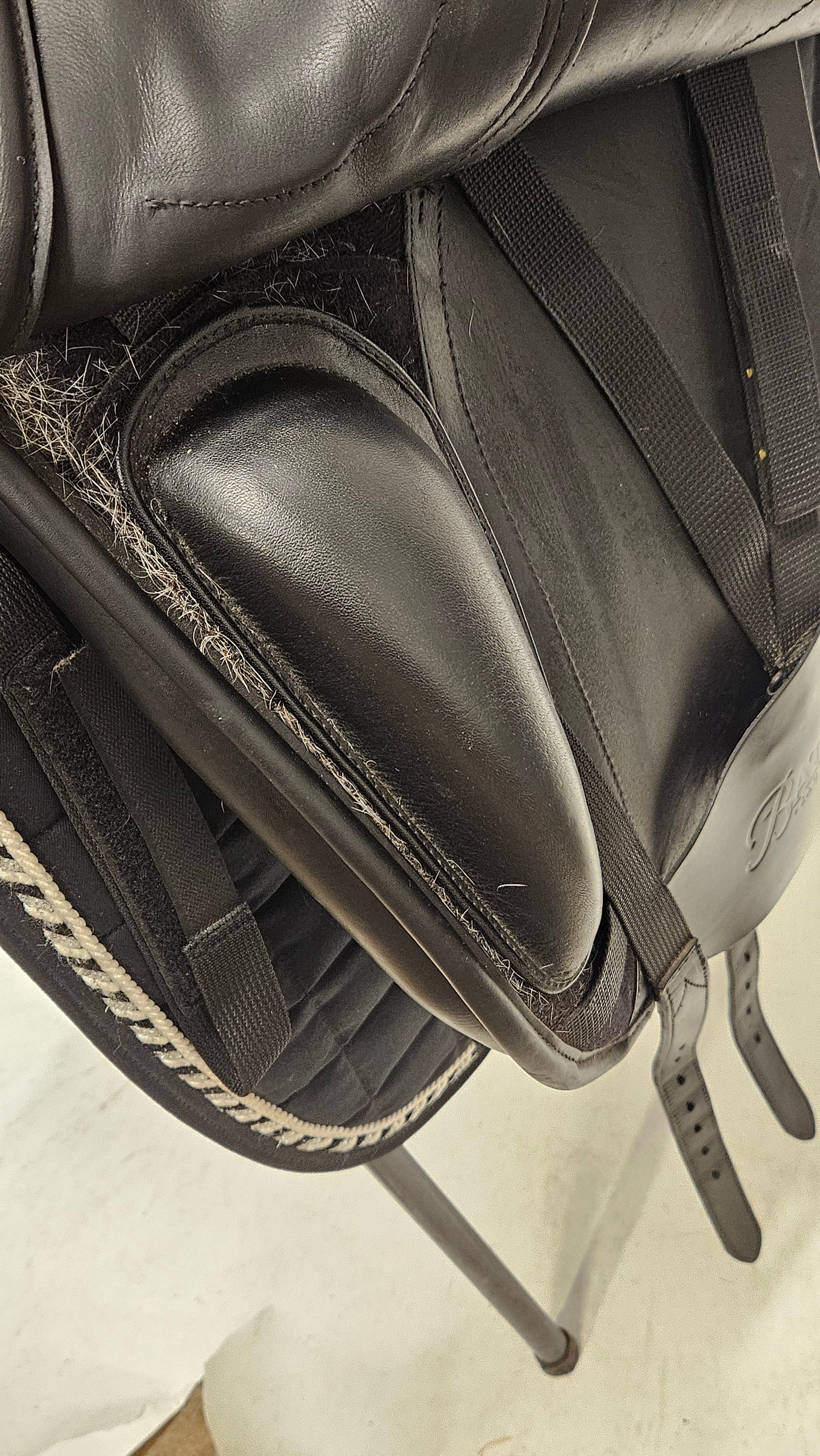 Bates Dressage Luxe Dressyrsadel 17,5"/M (ändringsbar)