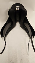 Load image into Gallery viewer, Bates Dressage Luxe Dressyrsadel 17,5"/M (ändringsbar)
