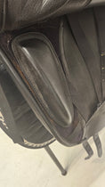 Load image into Gallery viewer, Bates Wide Plus Dressyrsadel 17"/W

