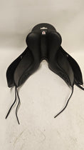 Load image into Gallery viewer, Bates Wide Plus Dressyrsadel 17"/W
