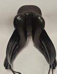 Load image into Gallery viewer, Jochen Hennig Dressyrsadel 17"/M

