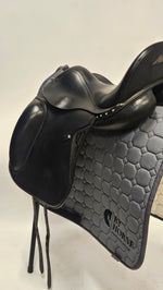 Ladda upp bild till gallerivisning, Equiline Contest Dressyrsadel 17&quot;/MW
