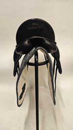 Ladda upp bild till gallerivisning, Equiline Contest Dressyrsadel 17&quot;/MW
