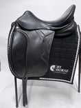 Load image into Gallery viewer, Equiline Shyny Dressyrsadel 17"/MW
