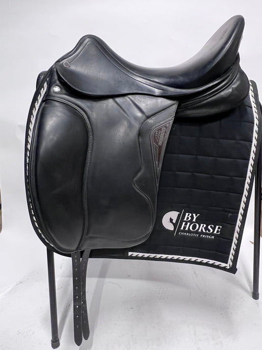 Equiline Shyny Dressyrsadel 17"/MW