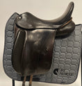 Load image into Gallery viewer, Jochen Hennig Dressyrsadel 17"/M
