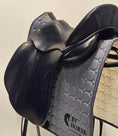 Load image into Gallery viewer, Childeric DHE Dressyrsadel 17,5"/MW
