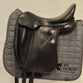 Load image into Gallery viewer, Bates Innova Dressyrsadel 18"/MW
