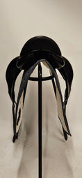 Load image into Gallery viewer, Equipe Olympia Dressyrsadel 17"/+1
