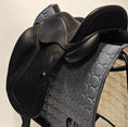 Load image into Gallery viewer, Antares Signature Dressyrsadel 17"/MW Ullpaneler
