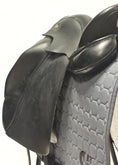 Load image into Gallery viewer, Connector Dressyrsadel 17,5"/3,5
