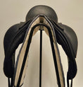 Load image into Gallery viewer, Bates Artiste Dressyrsadel 17-17,5"/MW
