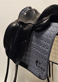 Load image into Gallery viewer, Prestige D1 Dressyrsadel 16"/M
