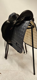 Load image into Gallery viewer, Equipe Olympia Dressyrsadel 17"/+1
