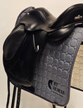 Load image into Gallery viewer, Bates Innova Dressyrsadel 16,5"/M
