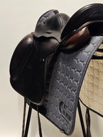 Ladda upp bild till gallerivisning, Equiline Contest Dressyrsadel 17&quot;/MW
