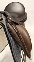 Load image into Gallery viewer, Patrick Saddlery Leggero Dressyrsadel 17,5/M
